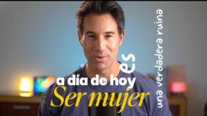 Mujer cansada emocionalmente mirando al horizonte, símbolo del agotamiento y la fuerza interior femenina.