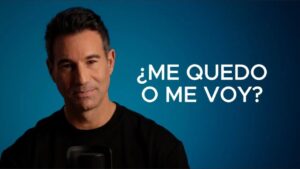 Psicólogo reflexionando sobre las dudas en una relación de pareja, con mensaje sobre decidir entre seguir o terminar desde la claridad emocional.